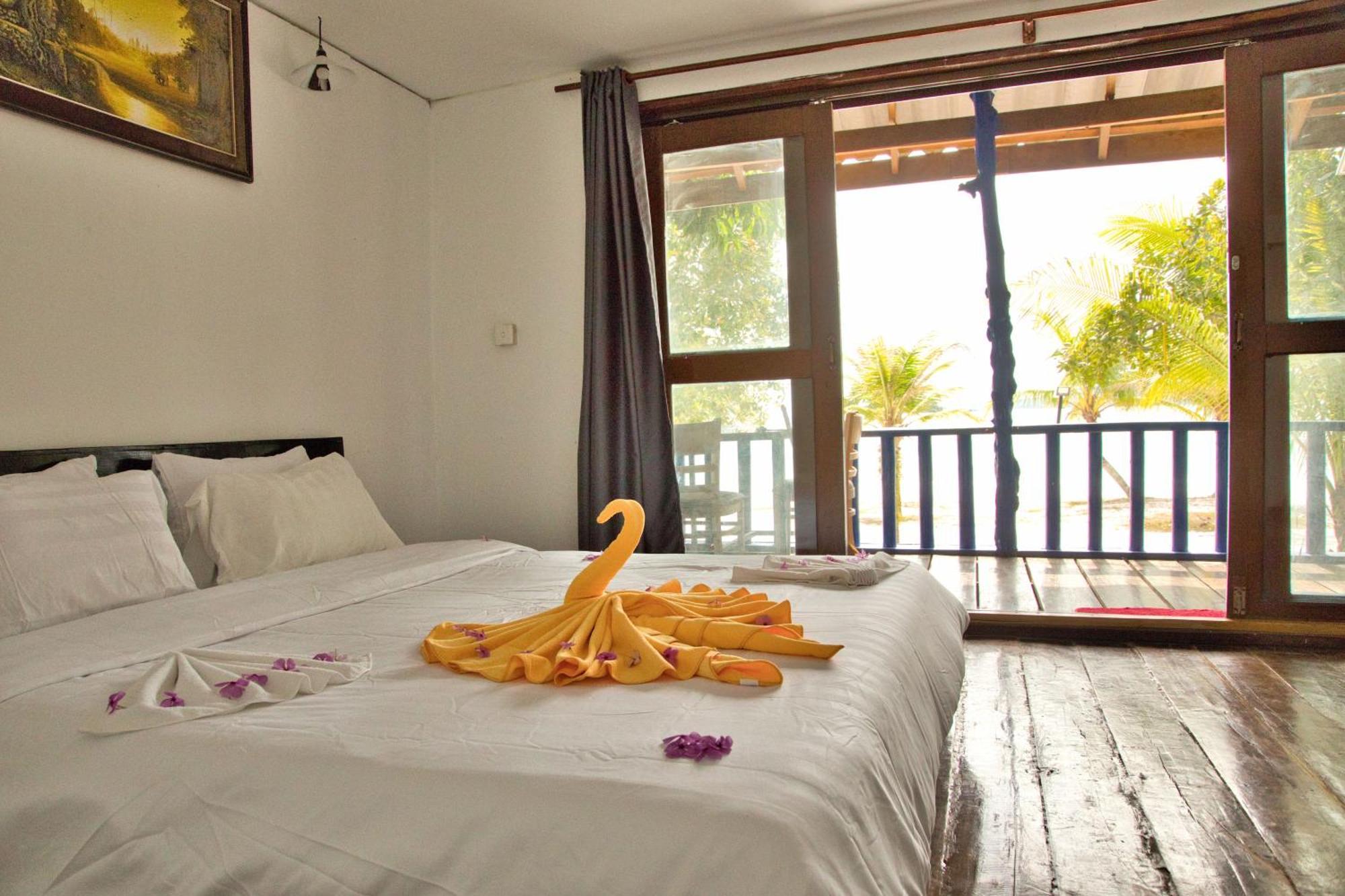 Koh Rong Beach Hostel And Bungalows Kaoh Touch Eksteriør billede