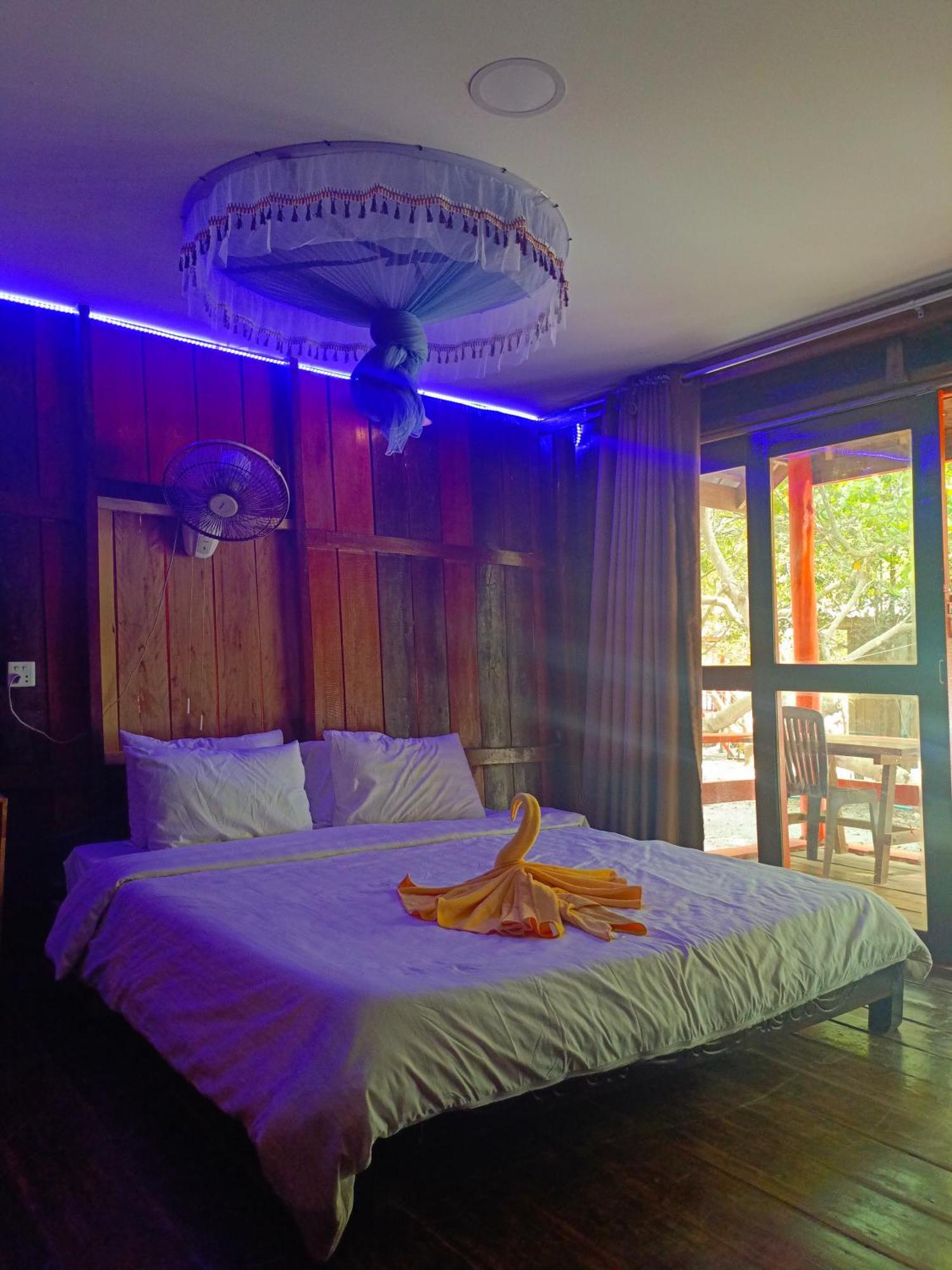 Koh Rong Beach Hostel And Bungalows Kaoh Touch Eksteriør billede